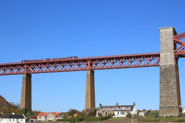 本数が多いので、少し待てば電車も一緒に撮れる。<br />２〜３両編成が多いが、たまに長編成の電車が通る。