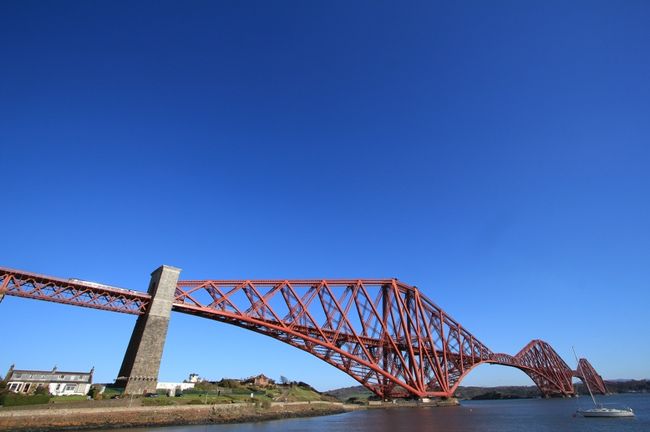 ★フォース鉄橋<br />世界最大の鉄道橋らしく、旅の計画段階からいきたかった場所の１つ。<br />ノースクイーンフェリー駅は鉄橋を渡ってすぐにある。<br />小さな駅で降りて徒歩5分ほどで巨大な鉄橋とご対面。<br />小さな町で観光客もほとんどいない。<br />橋のすぐしたにも家があって日本の餘部鉄橋に似ている。<br />ただ、幹線のようなので電車が頻繁に行き交っている現役感はかなり違う。