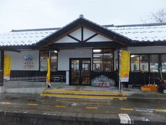 前郷駅。雪がかなり降ってきました。