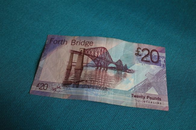 ちなみに銀行でお金をおろしたらスコットランド銀行の紙幣が出てきた。<br />裏はなんとフォース鉄橋でした。<br /><br />