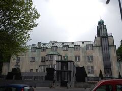 ③『ストクレ宮』 
1911年 ホフマン作 
('Palais Stoclet' J.Hoffman) 

・知名度 ★★ 
・インパクト ★★★ 
・アクセス ★（地下鉄、同じ路線でSchumanより2駅Montgomeryで乗り換え。トラム39、44で2駅LeopoldII下車） 
・現在の仕様：個人邸宅 
・入場可否：× 
・内装：http://girot.arch.ethz.ch/old/research-theorylab-general/stoclet-house.htm 

依頼人ストクレは滞在経験ゆえにウィーンへの思い入れが強く、この邸宅はウィーン建築家によるユーゲント・シュテルという異色の作品。線対称、幾何学模様が多用され、何とクリムトが内装を手掛け絵画も数点提供している。ミールスはユーゲント・シュティルは人間味がないとバッサリ。確かに近寄りがたい（特に中）。