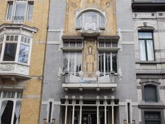 ④『コーシー邸』 
1905年 コーシー作 
('Maison Cauchie' P.Cauchie) 

・知名度 ★★★ 
・インパクト ★★★ 
・アクセス ★★ 
・現在の仕様：ギャラリー 
・入場可否：○（ただし期間限定。 詳しくは http://www.cauchie.be/cauchie-house/contact ） 
・内装：http://www.cauchie.be/cauchie-house/house-total-art/furniture 

画家、デザイナーであったコーシーが自ら建てたアトリエ兼邸宅。3つのドアが据え付けられた玄関ポーチと音楽の神を描いた上部のフレスコ画が特徴的です。彼はベルギーのアール・ヌーヴォーよりスコットランドのグラスゴー派を好んだそうです。  

異端派2作品を紹介したので、正統派を見に行きましょう。