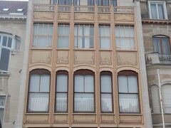 ⑥『ヴァン・エートフェルデ邸』 
1897年 オルタ作 
('Hotel van Eetvelde' V.Horta) 

・知名度 ★★★ 
・インパクト ★★★ 
・アクセス ★★★ 
・現在の仕様：個人邸宅 
・入場可否：× 
・内装：http://www.irismonument.be/nl.Brussel_Uitbreiding_Oost.Palmerstonlaan.2.html 

コンゴの事務長官、エートフェルデ男爵の最初の依頼。この邸宅が気に入られ、オルタは更にもう1軒隣接した邸宅の設計を任される。光をもインテリアとして捉えていたオルタの発想が裏目に出て、窓が大きすぎるために太陽光で木製の床がすぐに傷んでしまうそうです。