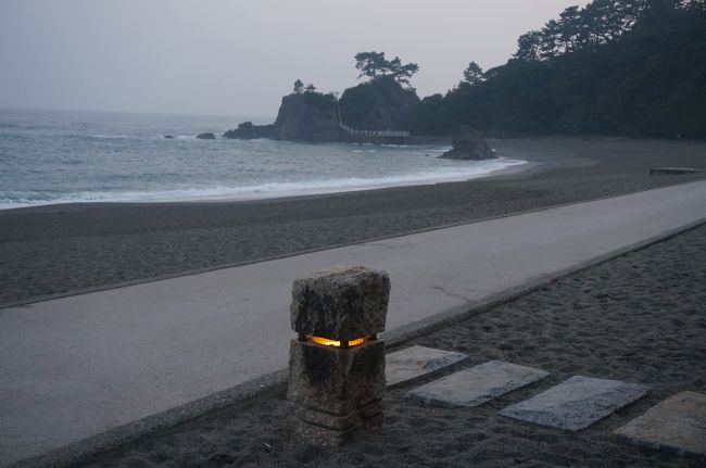 波の音は癒されるなあとくつろいでたら段々暗くなってきてしまった<br /><br />先の方に階段があって上れるようになってるのでそちらにも