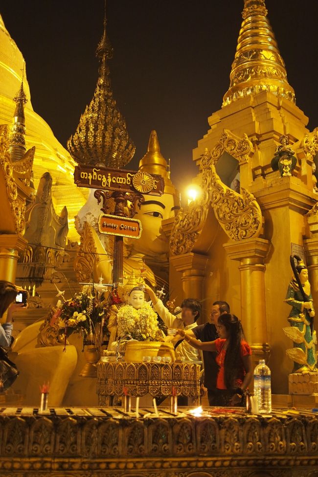 夜のシュエダゴン・パゴダは人だらけ<br />観光客より地元の人がお祈りに来てる。<br /><br />自分の曜日にお参り。曜日が大事！