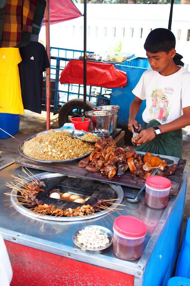 ドートウッ<br /><br />串に刺してある豚肉やらモツを<br />真ん中の鍋で揚げて食べる。<br /><br />