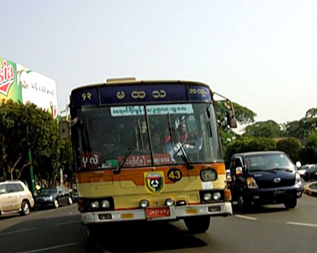 、ヽ｀(~д~*)、ヽ｀<br /><br />後ろから神奈中バスが迫ってくる。<br /><br />神奈中バスがやたらと走っている。<br />帰って来てバスを見ると、あれ？まだヤンゴン？