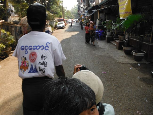 戻ってきたところにサイカーが人待ちしてる。<br />これは乗らねば。2人で1,500Ｋ<br /><br />ＺＯＯまで行ってもらう<br />いやー２人も載せるとつらそ〜。