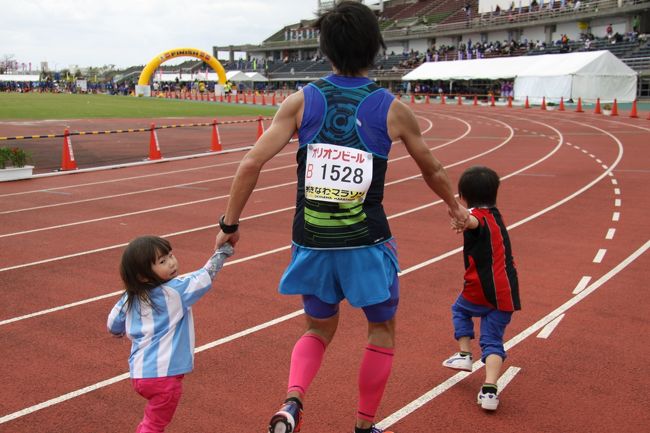 おきなわマラソンは、結構アップダウンのあるコースで、<br />テクニックが要求される大会です。<br /><br />記録は狙いたいけど、狙うと後半大変な目にあうので、<br />楽しめるペースで走り、<br />最後は息子と娘と一緒にフィニッシュする予定。<br /><br />体調が悪かったので、3:35は上出来でした。