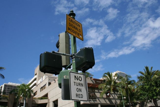 ピンクトロリーでアラモアナ方面へ行きます。