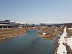 ラーメンを食べた後、駅周辺を散策。
旭川駅の裏側には、約２キロ先で石狩川と合流する忠別川が流れていて、こんな雄大な風景に出会えます。