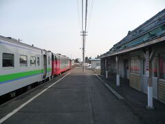 手塩中川駅。
道中、鹿が線路を横切るため、列車はたびたび徐行運転をしていたのですが、それでも避けきれず、鹿に接触。
接触後は、鹿の行方を確認してからの出発が"原則"らしいのですが、接触した現場は、熊の出没地帯のため、安全第一で列車を現場から離れさせ、最初の停車駅であるこの駅で、再度、列車のダメージを確認。

運転士さんや地元の方々からすると、迷惑この上ないのでしょうが、旅人の身としては、この大自然のエンターテイメントを存分に楽しんでいます。