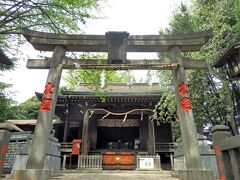 諏方神社は、全国におよそ25,000社ある諏訪神社（諏訪大社を本社とする諏訪信仰の神社）の一つで、鎌倉時代の武将・豊島佐衛門尉経泰によって、1202年に諏訪大社より勧請されたのが始まりと伝えられます。
鳥居には鮮やかな朱色で、江戸火消し「れ組」の文字が刻まれています。