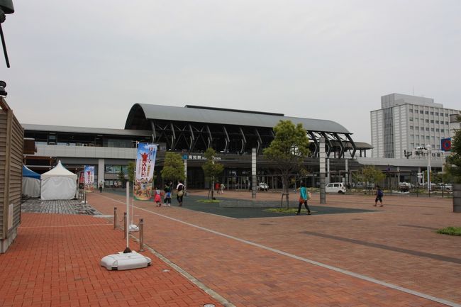 羽田空港を出てバスに乗り換え、高知駅を目指す。旅の拠点はまずはここからだ。バスの車窓からは龍馬関する看板やポスターをあちこちで見ることが出来た。雨を覚悟していたが、この時点では天候は曇りで雨は降っておらず、ひとまずはホッとした。