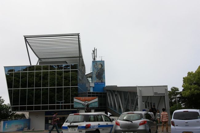 さてさて、バスに乗り込み最初の目的地である「龍馬記念館」へ。道中に高知市内を眺めることも出来て快適であった。心配していた雨も降らず。