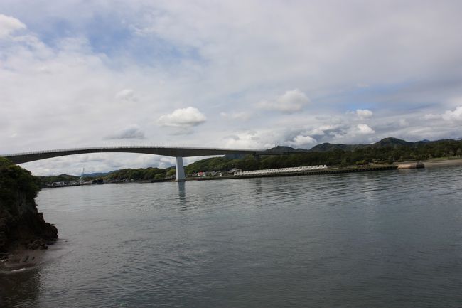 しかし、降水確率90％はどこに行ったのか、晴れてきてしまった。この見える橋の上をバスで通ってきたが景色が最高だった。面白い形をした橋である。