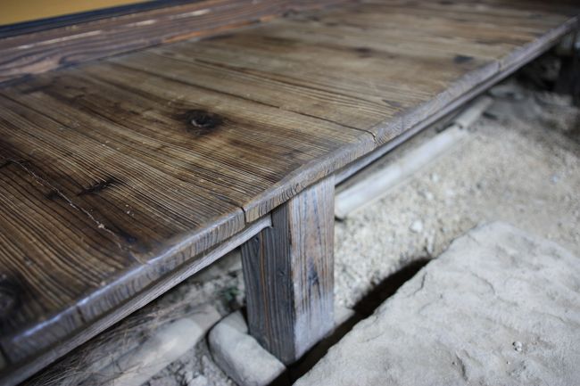 セットはかなり作りこまれており、一つ一つの芸当が細かい。長く使われた古い物に見せるために色を塗ったり焼いたり、削ったりしている。古木を使わずに新品の木からすべて作っているらしい。