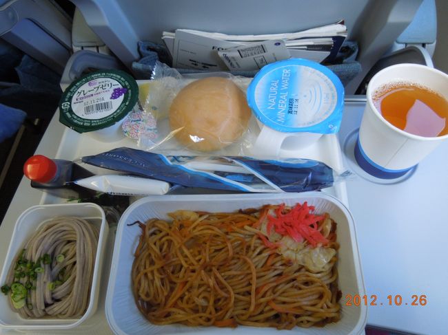 10/26<br /><br />フィンエアーというシャレた響きと値段に釣られて初搭乗<br /><br />座席を後方の窓際にしたら隣に誰もいなかった！<br /><br />やった〜独り占め！<br /><br />フィンエアーの機体は座席がかなり狭くてそれでも狭く感じました・・<br /><br />そしてこれが座席が後ろすぎて選べなかったフィンエアーの機内食です・・<br /><br />焼きそば&amp;ソバ・・！<br /><br />なんて斬新なんだッ！<br />