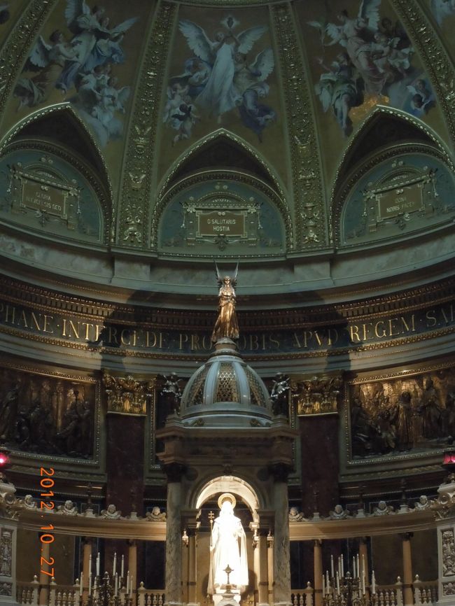 このあとスタバで休憩してから本日１３時で閉館という聖イシュトバーン大聖堂へ<br /><br />トラム、地下鉄２４h券1550HUFを購入しました<br /><br />雨降ってたんですが傘をさす手に当たる雨粒があまりに冷たく、<br /><br />ちょっとテンション下がりながら到着<br /><br />入場料200HUF<br /><br />こういった大聖堂や教会って、今作ったらいくらかかるのか毎回いつも驚かされますなぁ・・