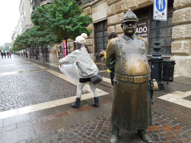 次はこちらは１４時で閉まるという・・中央市場へトラムと地下鉄を乗り継ぎ向かいます<br /><br />その途中のオッサン<br /><br />どもっス<br />