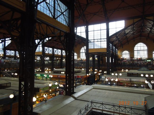 １４時で閉まるという割には人がいて安心！<br /><br />野菜が綺麗に並べられてました