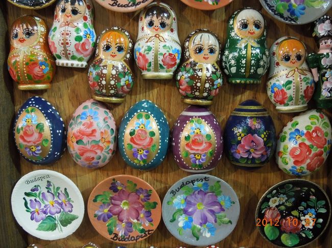 カワユイ〜<br /><br />1000HUF分くらいこういったチマチマしたお土産を買いました<br /><br />レース製品をたくさんありました<br /><br />小物類は２F、１Fは食品です