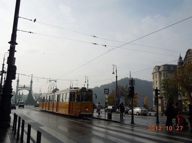 ヴァーツィ通りへ向かうため中央市場を出ました<br /><br />少し晴れた！<br /><br />よかった・・・