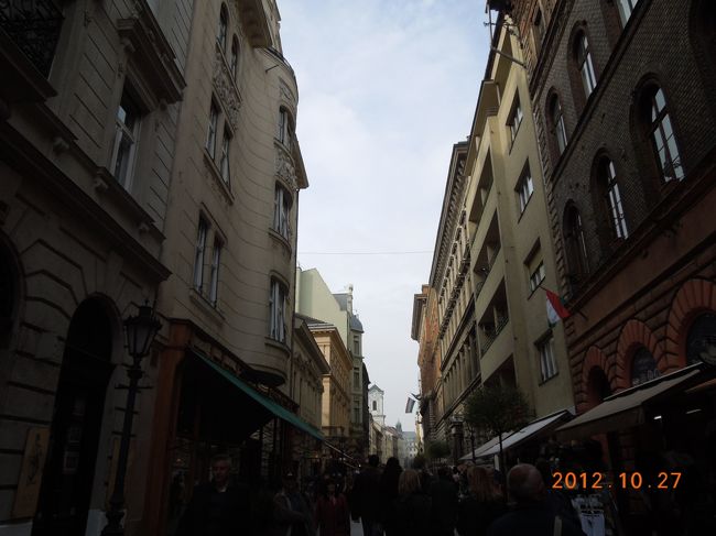 ヴァーツィ通りですが写真が暗い・・・<br /><br />賑わっていて歩いていて楽しかった〜〜<br /><br />レースのお土産（コースターとか）5800HUFくらい購入<br /><br />かわいいお土産が買えて満足です！
