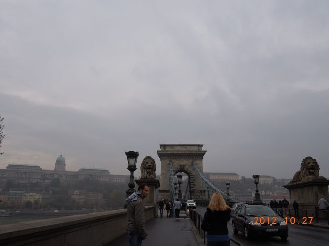 ヴァーツィ通りを抜けて鎖橋を渡り、トロッコでブダの王宮方面へ上がります<br /><br />寒いよ〜〜！<br /><br />ダウン着てるのに！