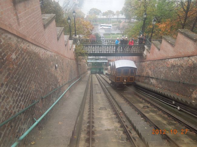 トロッコは1500HUFくらいで、乗り放題チケットの適用外でした<br /><br />けっこう並びます<br /><br />上はどんな感じなのかな？ウキウキ