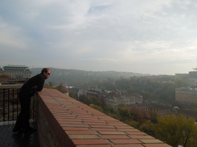 この写真の男性みたく私もしばらく景色を眺めてボーッとしました<br /><br />日が暮れるまでこのあたりを散策してみたいと思います