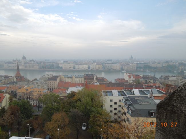 こんな感じのノスタルジックな眺めを堪能できます<br /><br />漁夫の塔、意外と新しい建物と聞いていたんですが<br /><br />周りの建物にとけ込んで素晴らしい見晴らしスポットでした