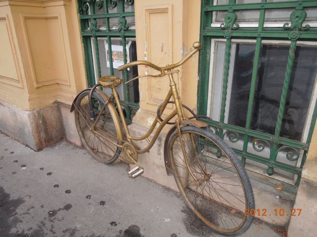 そろそろゲッレールトの丘へ向かいます<br /><br />トロッコで下り、丘の麓あたりまで歩きます<br /><br />トロッコ降りたら向かって右へひたすら川沿いを歩く感じ<br /><br />その道中のチャリの置物。<br /><br />ひたすら歩いて上る方法もあるんですが<br /><br />丘を登る路線バスがあるのでそれに乗っていきました<br /><br />ただそのバス乗り場までが結構歩きづらいので、（車がビュンビュン通る車道を少し歩きました）<br /><br />よく調べていった方がいいと思います<br /><br />旅行メモにバスのことが書いてなかった・・