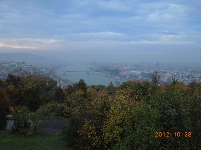 つきました・・ゼェゼェ<br /><br />上は人がたくさんいて安心！<br /><br />私みたいに個人でくる人はあまりいないらしく、山頂前には観光バスがたくさん泊まっているので、あここなんだということがわかります<br /><br />まだ日は暮れてない