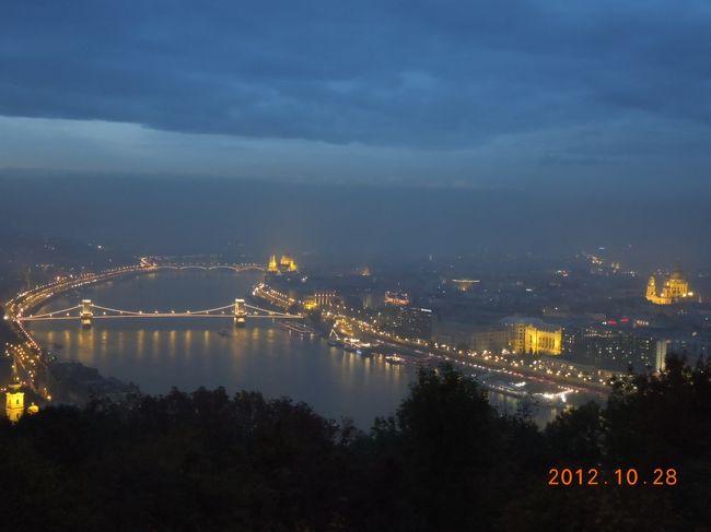 しばらく寒風に吹かれながらもじもじしていると、<br /><br />やっとこさ日が暮れてきて、町の灯りが点き始めました<br /><br />中世的！<br /><br />思ったより街が遠いけど、全体が見える！