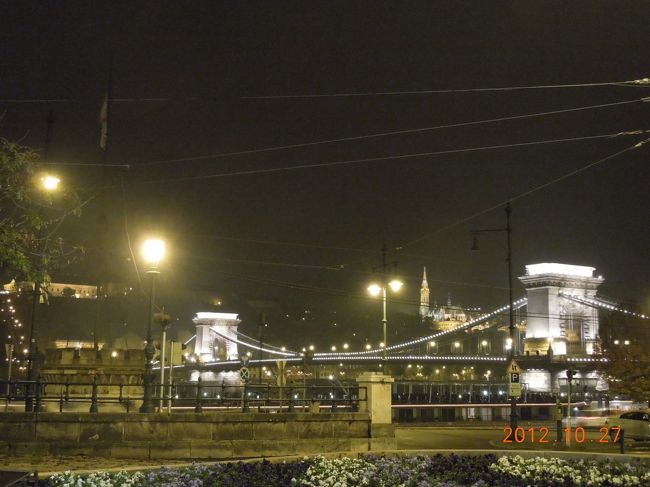 しかしこの日夕飯を食べそこねてしまいました・・・<br /><br />持ってきたラーメンをホステルで食べるこの空しさよ。<br /><br />明日はちゃんと食べるぞ！！<br /><br />明日は国会議事堂を朝イチで見に行き、午後、鉄道でウィーンへ向かいます。<br /><br />なんか寒さと食事の寂しさでどっと疲れました<br /><br />もう少しお天気よくなってくれ〜！