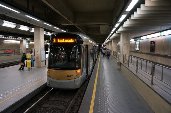 プレメトロに乗ってグランプラスへ。