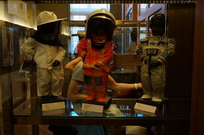 色んなコスチュームや民族衣装を着た小便小僧が並ぶ。