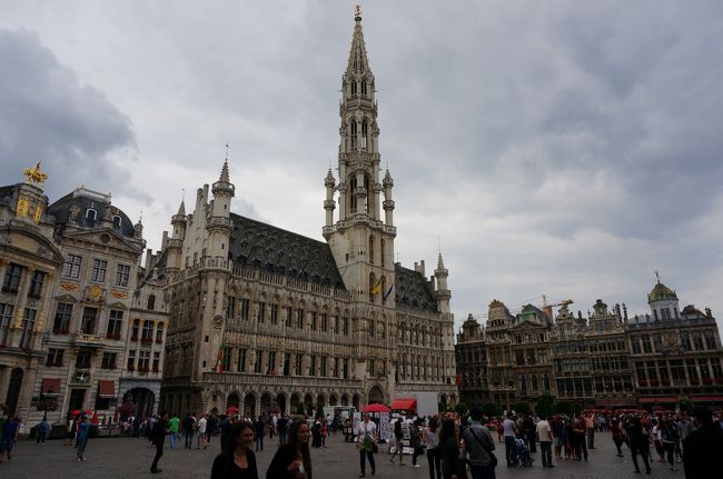 再びグランプラスへ。<br />次は市庁舎を見学。