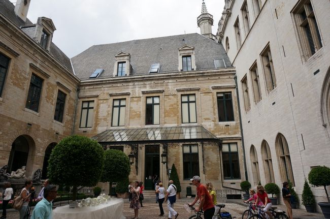 自由に出入りできるのはここまで。<br />ツアーじゃなきゃ見学できないらしい。