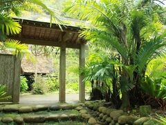 高倉（高床式倉庫）がさらに見たくなり、博物館の受付の方に場所を聞いて、
「ふるさと村」に車で行きました。ここは高倉が保存されている場所です。