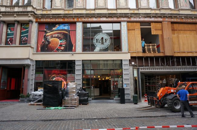 分かりにくいがこれでもホテル。<br />グランプラスからすぐの立地。