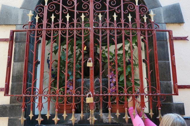 ジャンネケ・ピス。<br />小便小僧の少女版。<br />閉じ込められているみたいで可哀そう。