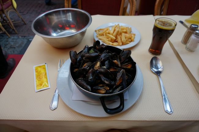少し早いが夕食。<br />名物のムール貝。<br />ポテトとドリンクセットで１０ユーロ。<br />物凄いボリュームだが、あっさり完食。