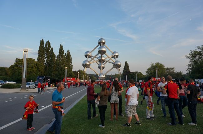 アトミウムに到着。<br />途中で出会った現地在住の日本人に道案内をしてもらったことが、心にしみる。<br />旅先で日本人旅行者に会っても感動はないが、現地在住の方に会うと、なぜかほっとする。<br />だが、どうも分かりにくく、というか納得がいかず、地図を頼ってここまで来た。