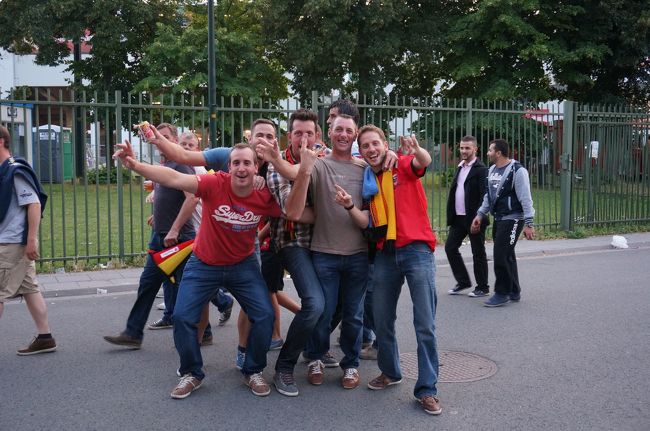 人が多いのは近くにあるヘイゼルスタジアムでサッカーの代表戦があったから。<br />ベルギー対フランス。<br />写真はハイテンションのベルギーサポーター。