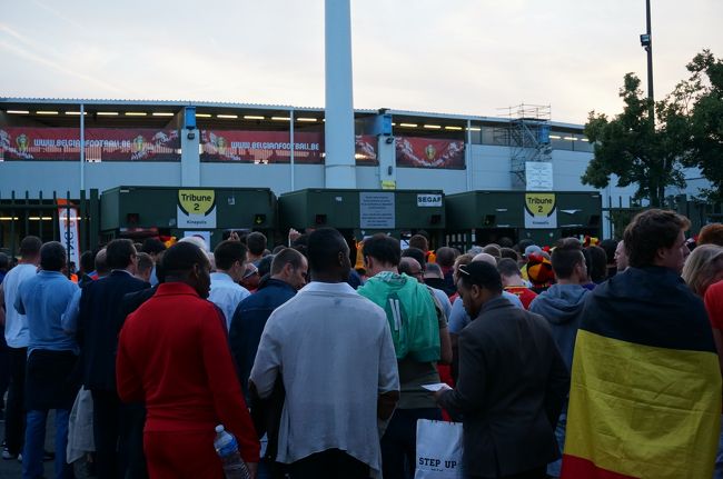 あわよくばダフ屋にでも出会えるかと思い、ヘイゼルスタジアムへ。<br />もちろん、そんなうまい事はいかず、試合前の雰囲気を楽しむ。<br />フェライニ、ハザール、そしてリベリー…見たかったな。