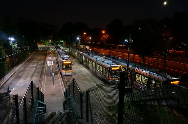 アトミウムからの帰り道。<br />ベルギーサポーターと戯れ、アトミウムの美しさにテンションが上がったまま帰途についた結果、じゃれてきたスリに携帯を盗まれることに…<br />