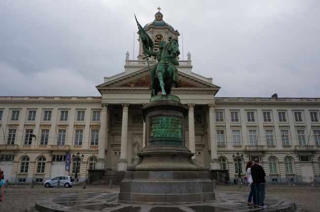 翌朝、気を取り直してブリュッセル観光。<br />まずはロワイヤル広場へ。