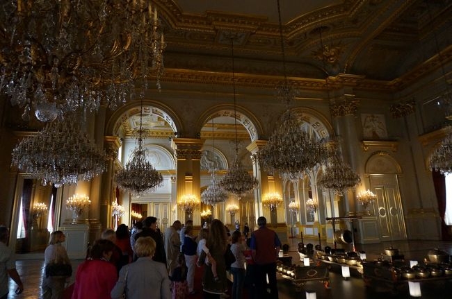 現国王は住んでいないが室内はとても豪華。<br />夏の間だけ一般公開されるだけに貴重な体験。